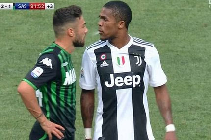 Με αγκωνιά, κουτουλιά και φτυσιά, δεν γλιτώνεις από το VAR!