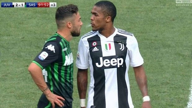 Με αγκωνιά, κουτουλιά και φτυσιά, δεν γλιτώνεις από το VAR!