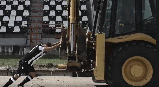 Ο “Χουλκ” σκίζει τα ρούχα του για να παίξει στο “Γεντί Κουλέ”