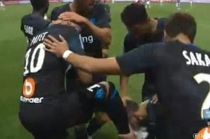 Μυθικός πανηγυρισμός: Ο “Μητρογκόλ” φίλησε τα πόδια του Παγέ!