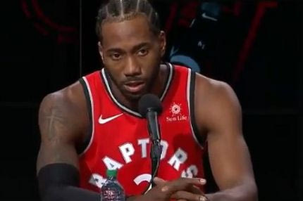 O Leonard αυτοχαρακτηρίζεται “διασκεδαστικός” και πνίγεται από τα γέλια!