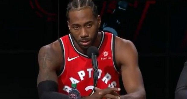 O Leonard αυτοχαρακτηρίζεται “διασκεδαστικός” και πνίγεται από τα γέλια!