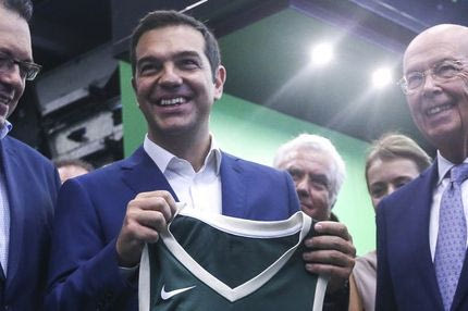 Τον έντυσαν στα πράσινα (των Μπακς) τον Πρωθυπουργό