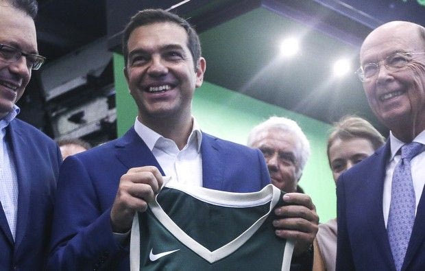 Τον έντυσαν στα πράσινα (των Μπακς) τον Πρωθυπουργό