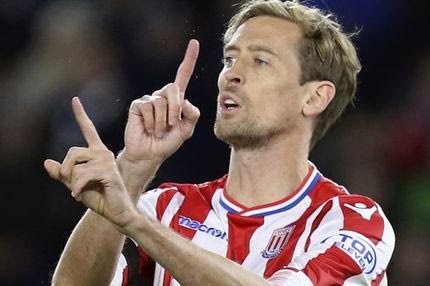 Ο απολαυστικός Πίτερ Κράουτς στηρίζει τη μάχη των… ψηλών στην αλλαγή λάμπας!