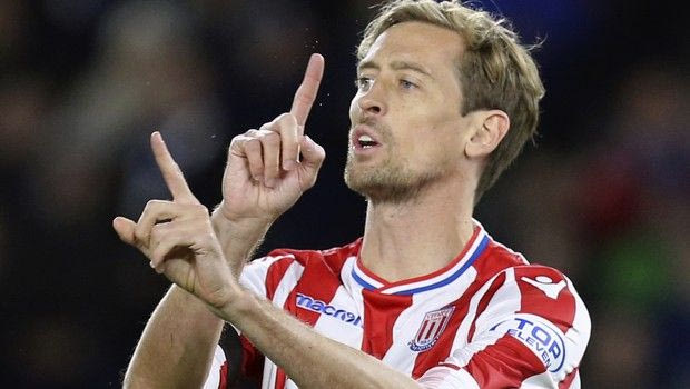 Ο απολαυστικός Πίτερ Κράουτς στηρίζει τη μάχη των… ψηλών στην αλλαγή λάμπας!