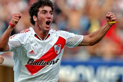 Η Μίλαν έχασε τον 19χρονο Ιγκουαΐν μέσα από τα χέρια της και τον πήρε με οκταπλάσια χρήματα