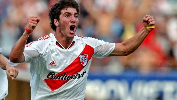 Η Μίλαν έχασε τον 19χρονο Ιγκουαΐν μέσα από τα χέρια της και τον πήρε με οκταπλάσια χρήματα