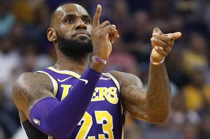 Ο LeBron James βραβεύεται για το μεγαλύτερο επίτευγμά του