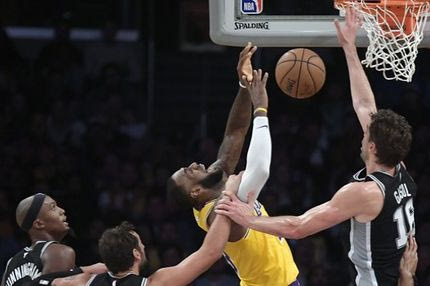 Ο LeBron James δεν μπορεί τις κρίσιμες βολές