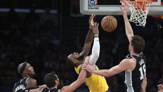 Ο LeBron James δεν μπορεί τις κρίσιμες βολές