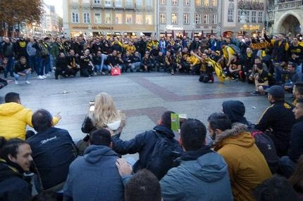 Οι Γερμανοί τραγουδούν τον ύμνο της ΑΕΚ και μιλούν ελληνικά