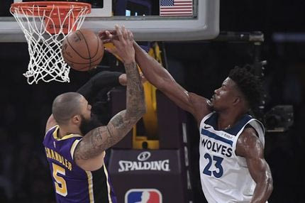 Στο Lakers-Wolves οι διαιτητές φορούσαν μοβ γυαλιά