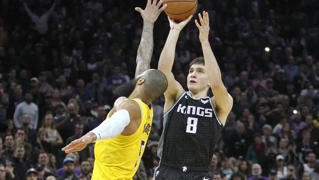 Ο Μπογκντάνοβιτς πέτυχε ‘βολή’ τριών πόντων λόγω… σκουπόξυλου και νίκησε τους Λέικερς