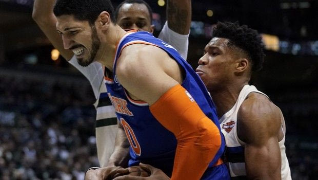 Ο Καντέρ κρατά ‘ζωντανή’ την κόντρα των Νικς με τον Αντετοκούνμπο