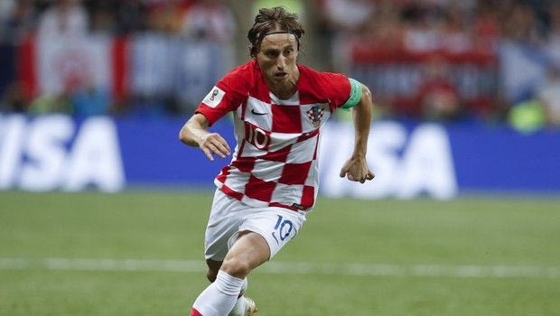 Ο Λούκα Μόντριτς παίρνει με το σπαθί του τα λάφυρα του πολέμου