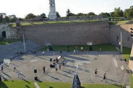 Το μνημείο – σύμβολο που ενώνει πλέον Ερυθρό Αστέρα και Παρτιζάν