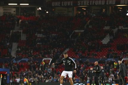 Οι φίλαθλοι στην Αγγλία ζητούν την τοποθέτηση διχτυών στην κερκίδα λόγω αντικειμένων