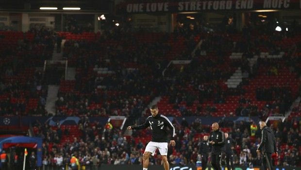 Οι φίλαθλοι στην Αγγλία ζητούν την τοποθέτηση διχτυών στην κερκίδα λόγω αντικειμένων