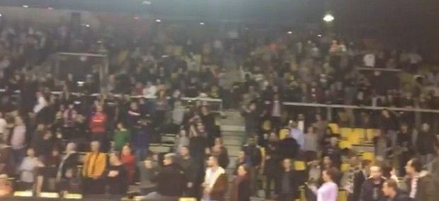 Εγκλωβίστηκαν στο γήπεδο, τραγούδησαν τον Εθνικό Ύμνο