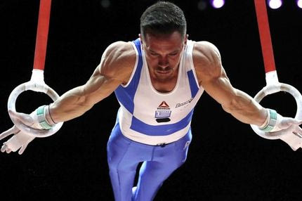 Ο Λευτέρης Πετρούνιας δεν χρειάζεται δύο χέρια για να κάνει σταυρό