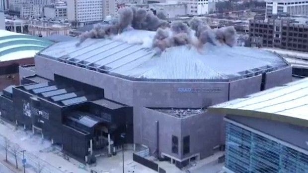 Οι Μιλγουόκι Μπακς κυριολεκτικά… ανατίναξαν το γήπεδό τους