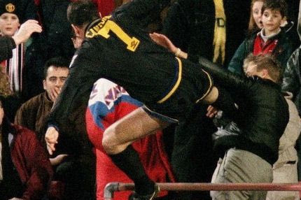 Όταν ο Ερίκ Καντονά κλότσησε έναν κατάδικο φασίστα της Κρίσταλ Πάλας