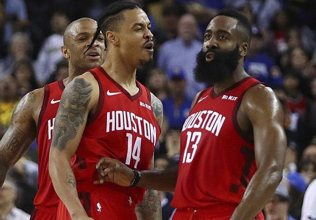 Το τρίποντο του Χάρντεν μέσα από το γήπεδο είναι απόλαυση