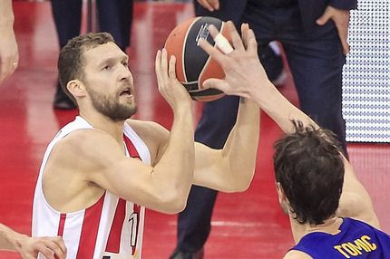 Ολυμπιακός – Μπαρτσελόνα: ‘Γκρέμισε’ το καλάθι και μαζί το πλεονέκτημα