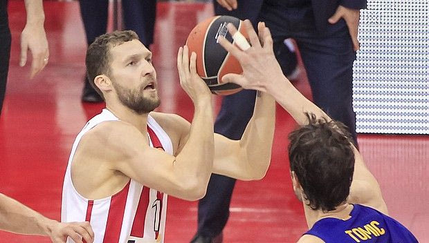 Ολυμπιακός – Μπαρτσελόνα: ‘Γκρέμισε’ το καλάθι και μαζί το πλεονέκτημα