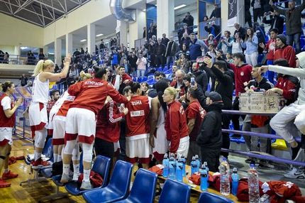 Παναγιώτη Φασούλα, τι κάνεις με τόσα κορίτσια γύρω σου;