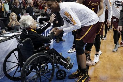 Η 99χρονη κληρικός Τζιν Ντολόρες Σμιντ είναι πίσω απ’ το θαύμα στο κολέγιο του Σικάγο