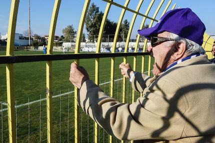 “Κύριε διαιτητά μου, σε παρακαλώ πολύ”: Βλέποντας έναν αγώνα του Εθνικού δίπλα στον Γιάννη Μαντζουράνη