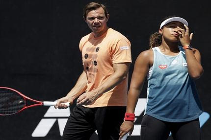 Με το τρόπαιο του Αυστραλιανού Όπεν στα χέρια, η Ναόμι Οζάκα απέλυσε τον προπονητή της