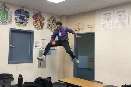 Dunkademics: Αυτός ο φανταστικός δάσκαλος εξηγεί τους νόμους της βαρύτητας με καρφώματα