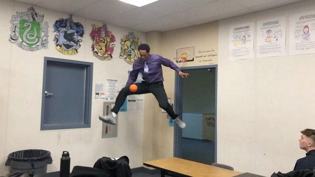 Dunkademics: Αυτός ο φανταστικός δάσκαλος εξηγεί τους νόμους της βαρύτητας με καρφώματα