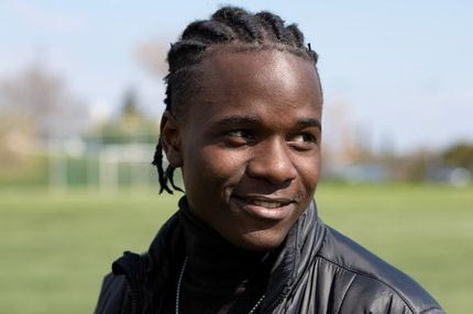 Ο Φράνσις Καλόμπο ταξίδεψε 19.000 χιλιόμετρα μέχρι το ποδόσφαιρο