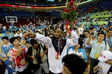 Ο Κόμπι Μπράιαντ ευχαριστεί τους Σπανούλη και Διαμαντίδη