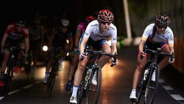 Μπορείς να αναγκάσεις ποδηλάτισσα να φρενάρει για να μην νικήσει άντρες;