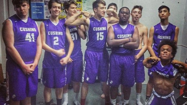 Ο Ριζ Τέρνερ έχει ύψος 120 εκατοστά και μοιράζει… σακούλες στους ψηλούς