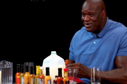 O Σακίλ τρώει καυτερές πιπεριές και περιγράφει τη φάρσα που έκανε στον Μπάρκλεϊ