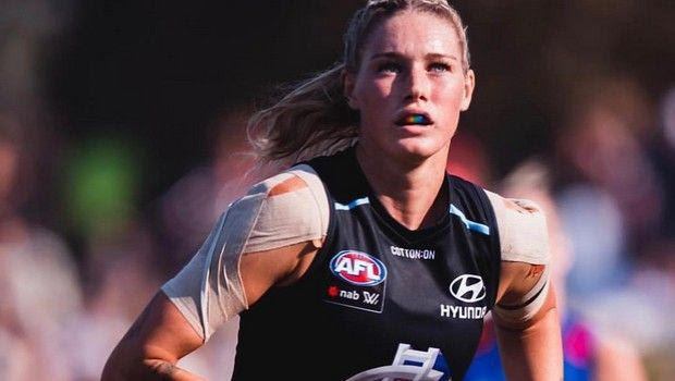 Η φωτογραφία της Τέιλα Χάρις που προκάλεσε απερίγραπτο πόλεμο σεξισμού