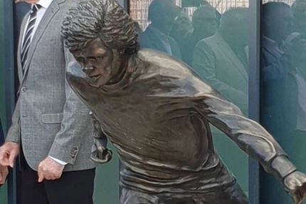 Είναι αυτό ένα άγαλμα ενός θρύλου της Μάντσεστερ ή του Σταμάτη Κόκοτα;