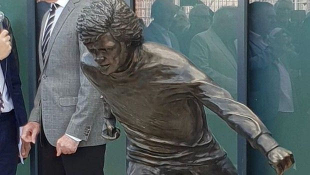 Είναι αυτό ένα άγαλμα ενός θρύλου της Μάντσεστερ ή του Σταμάτη Κόκοτα;