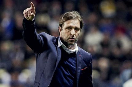 Ο Πέδρο Μαρτίνς προπονούσε σε γήπεδο χωρίς φώτα