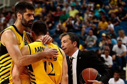 Ο Σάκοτα φροντίζει να ‘κρύβει’ την ΑΕΚ κάτω από το χαλί