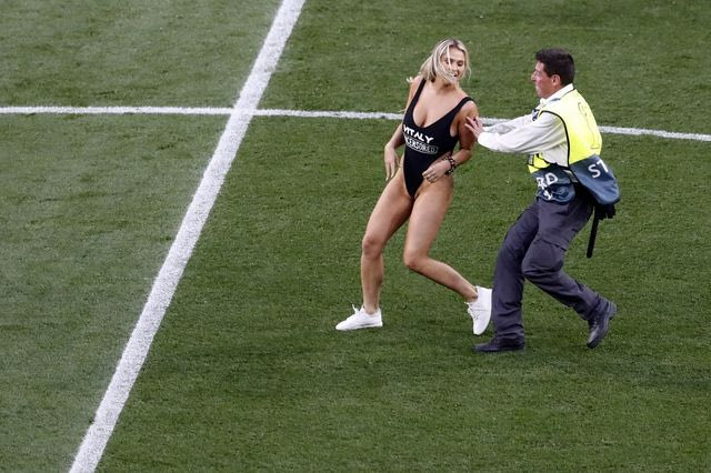 Η εισβολή της Κίνσεϊ Βολάνσκι στον τελικό Champions League αξίζει 4.000.000 δολάρια