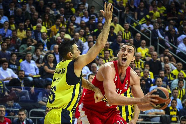 Πώς η περίπτωση Σλούκα ζεσταίνει τον Μιλουτίνοφ