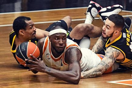 Το εξαιρετικά άδικο φινάλε στο ΑΕΚ-Προμηθέας και η δικαίωση του ‘ταβερνιάρη’ Γιατρά