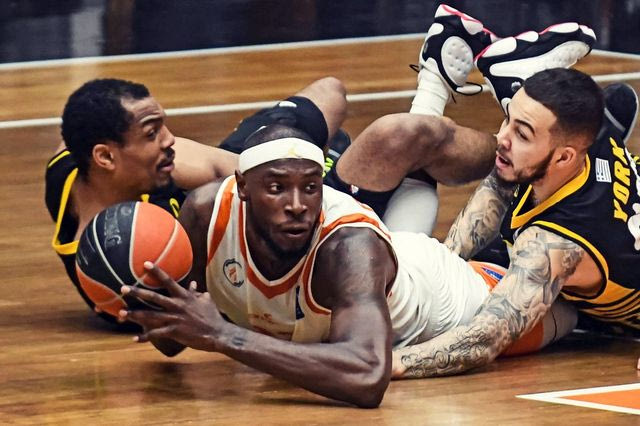 Το εξαιρετικά άδικο φινάλε στο ΑΕΚ-Προμηθέας και η δικαίωση του ‘ταβερνιάρη’ Γιατρά